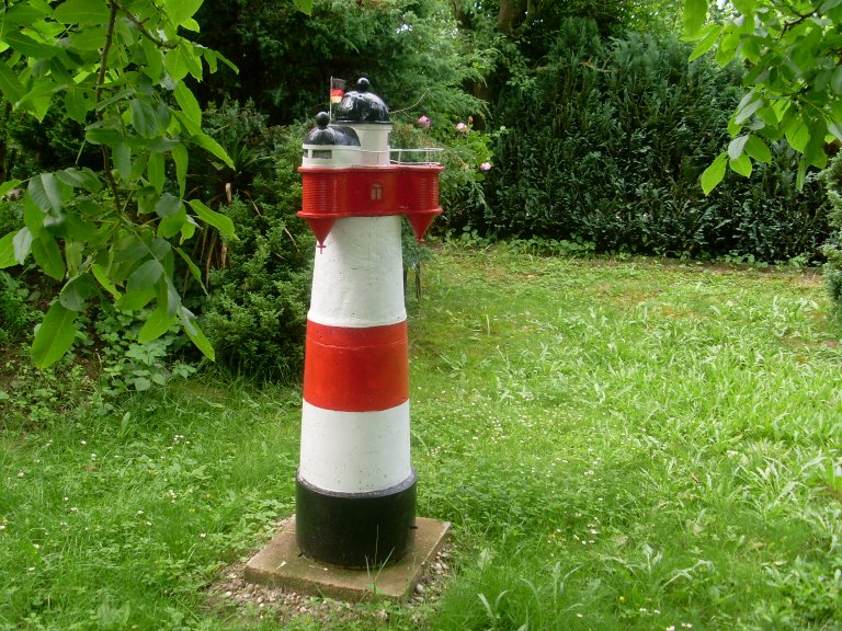 Leuchtturm Roter Sand im Garten